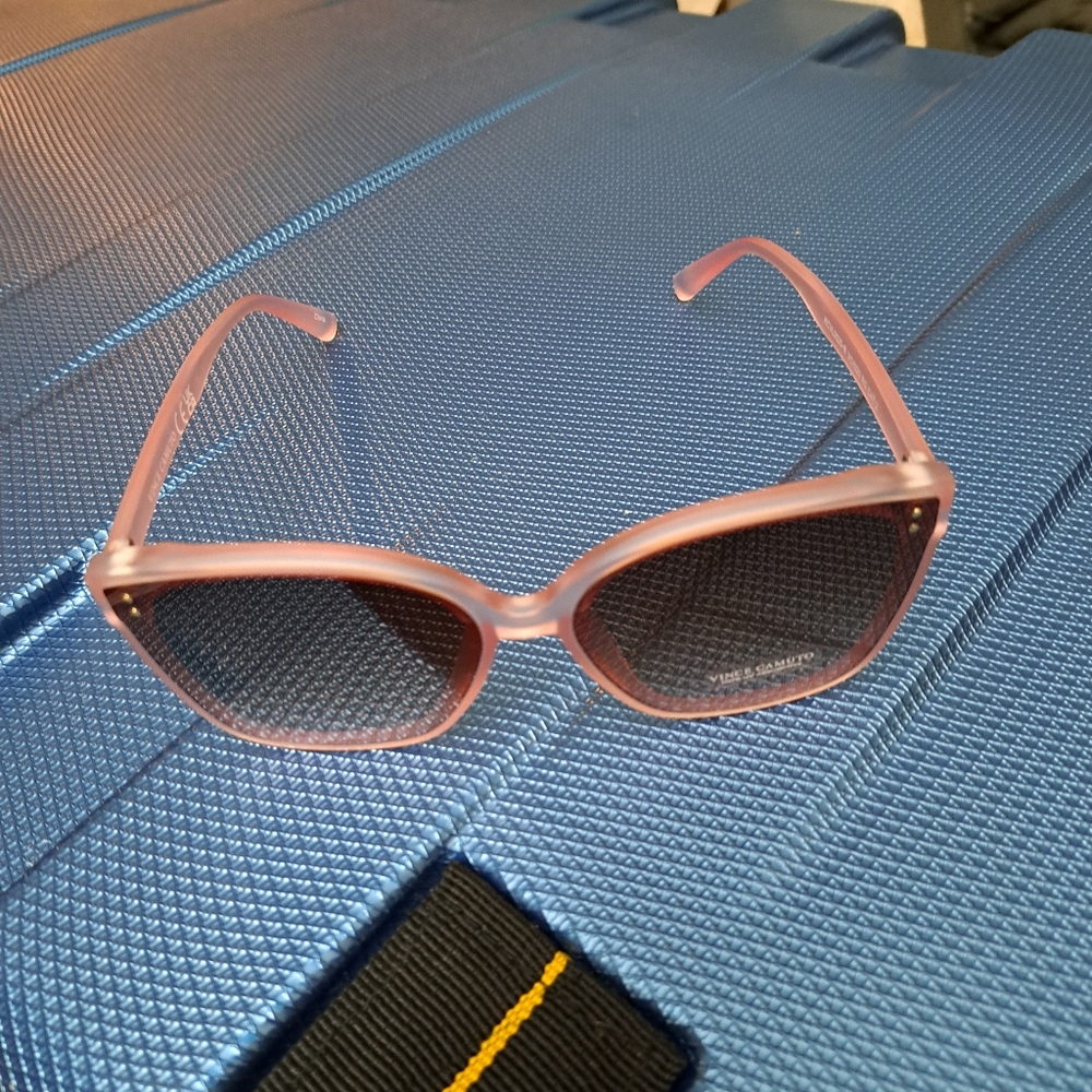 Vince Camuto RS Oversize Cat Eye Pink Rose Sunglasses NWT
